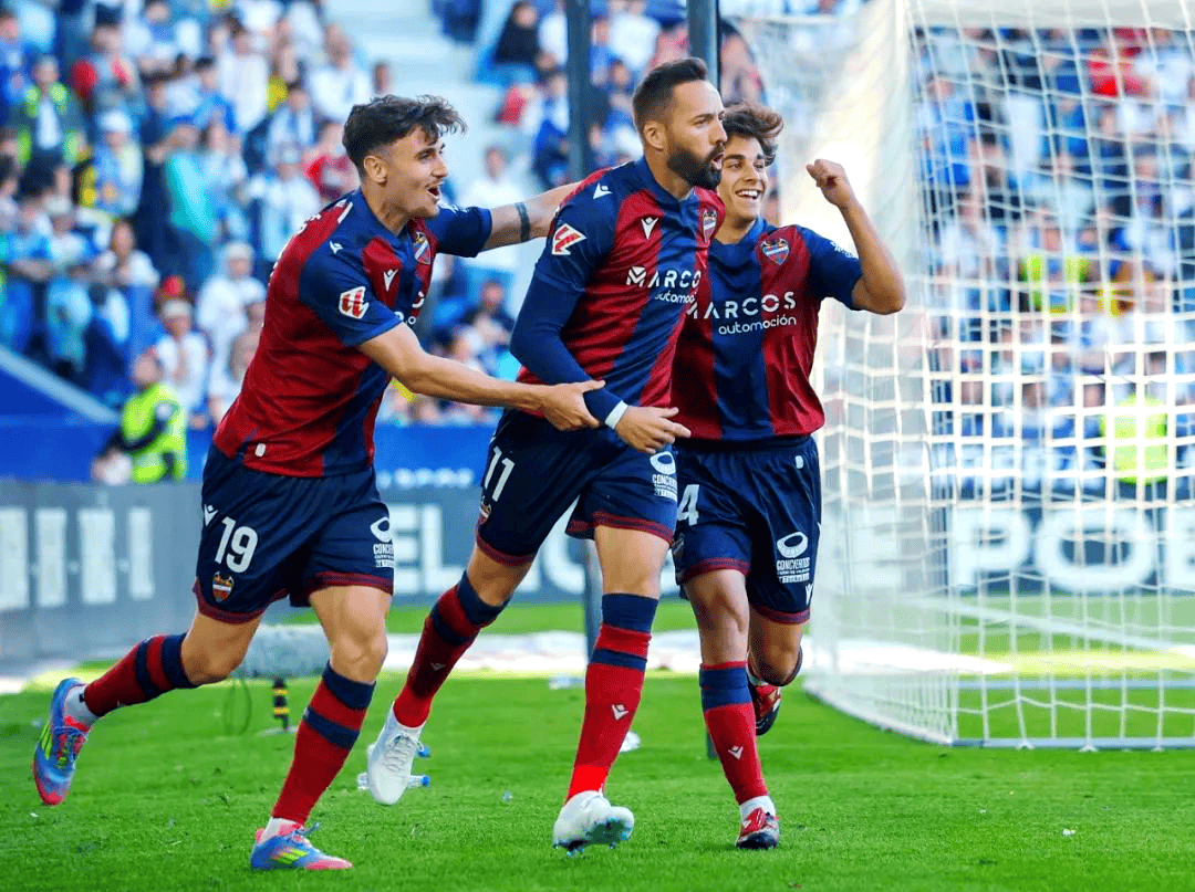 马赛训练开放日;关键战门线救险引观众欢呼;西甲在即;控场能力成焦点(救护员培训理论考试答案) 马赛训练开放日;关键战门线救险引观众欢呼;西甲在即;控场能力成焦点(救护员培训理论考试答案)