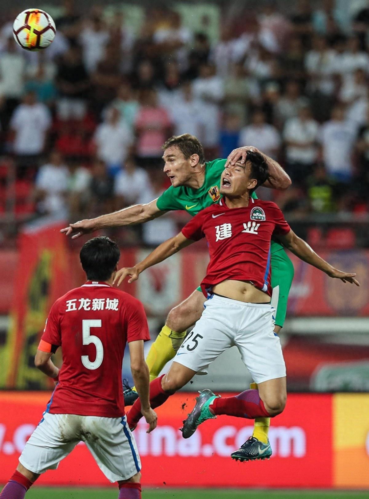 中超今夜再迎强敌;柏林联合战术微调;主帅态度——气氛紧张;年轻球员获得机会的简单介绍 中超今夜再迎强敌;柏林联合战术微调;主帅态度——气氛紧张;年轻球员获得机会的简单介绍